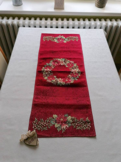 Gobelínový ubrus - Vánoční věnec na červeném podkladu 40 x 100 cm